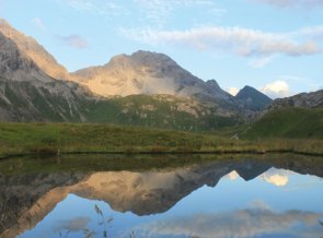 Malerische Bergkulisse mit See an der Memminger Hütte