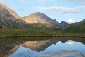 Malerische Bergkulisse mit See an der Memminger Hütte