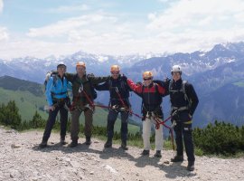 Klettersteiggruppe mit Zusammenhalt