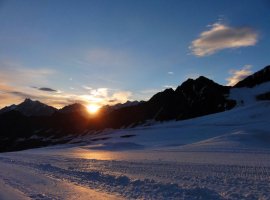 Sonnenuntergang in Bergkulisse