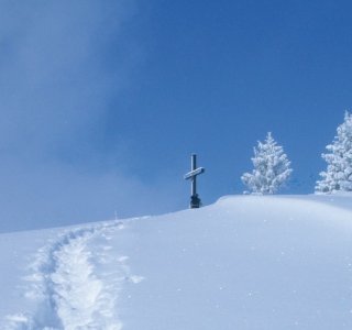 Gipfelkreuz im Tiefschnee