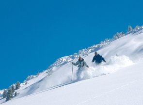 Abfahrt im Tiefschnee