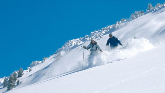 Abfahrt im Tiefschnee