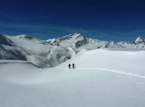 Aufstieg zur östlichen Veneziaspitze (3.320 m)  - im Hintergrund wieder die Zufallspitzen, rechts die Königsspitze