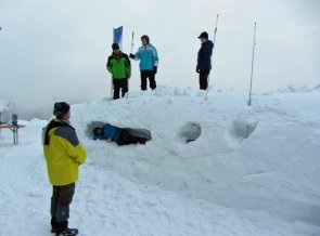 Kleine Lawinenübung am Nachmittag - Sondieren des Verschütteten