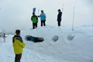Kleine Lawinenübung am Nachmittag - Sondieren des Verschütteten
