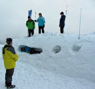 Kleine Lawinenübung am Nachmittag - Sondieren des Verschütteten