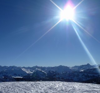 Grandioses Gipfelpanorama nach Süden mit dem Allgäuer Hauptkamm von der Trettachspitze bis zu den Gottesackerwänden