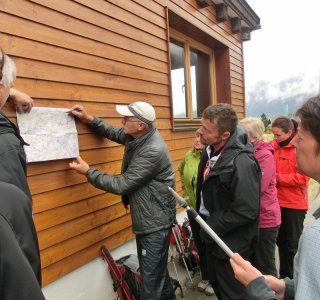 1. Tag - Bergführer Bernhard erklärt den Routenverlauf der ersten Etappe, über den Hochtannbergpass