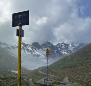 4. Tag - Auf dem Plasseggenpass – im Hintergrund die Grenzberge vom Montafon (A) und Prättigau (CH)