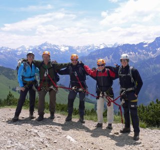 Geschafft, ein gemeinsam durchstiegener Klettersteig verbindet die Gruppe