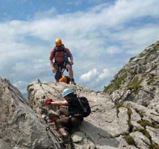 Beim ständigen Auf und Ab über den Grat sind Kraft und Ausdauer  am Hindelanger Klettersteig gefragt