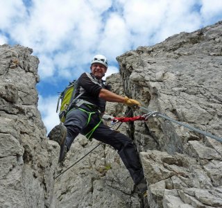 Zur Klettersteigausrüstung gehören Helm, Gurt und Klettersteigset, Klettersteighandschuhe sind zu empfehlen