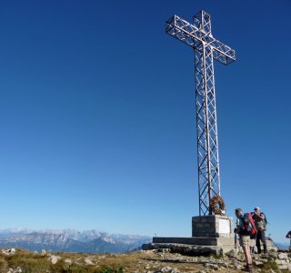 2. Tag - Gipfelkreuz am Monte Maggio (1.865 m) mit Blick auf die Adamello-Gruppe