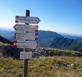 2. Tag - Wegweiser am Gipfel des Monte Maggio mit dem Symbol des Friedensweges, der Taube