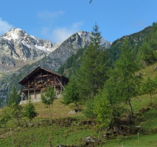 3. Tag - Vorbei an alten Gehöften steigen wir weiter hinauf zum Colle Valdobbia (2.480 m)