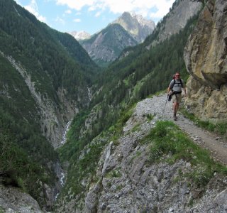 3. Tag - Der Abstieg durch das Lochbachtal bietet immer wieder phänomenale Tiefblicke