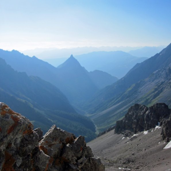 Nach der Seescharte werden wir mit einem sensationellen Blick auf das Lochbachtal und die Silberspitze belohnt