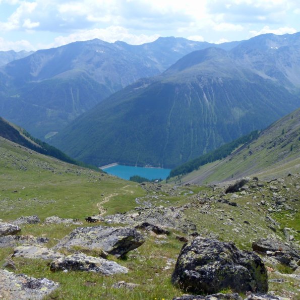 Die letzten Meter geht es immer flacher, über saftige Wiesen hinab zum Vernagt-Stausee