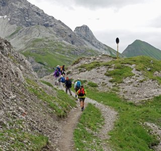 Ein guter Steig führt uns zum Mädelejoch (1.974 m), an der deutsch-österreichischen Grenze