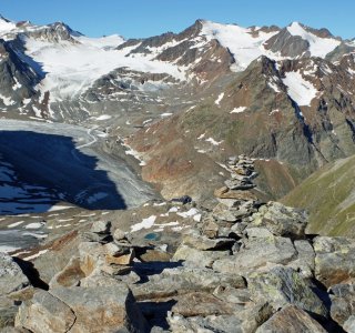 Blick zurück vom Pitztaler Jöchl auf die Braunschweiger Hütte, den Mittelbergferner und die Wildspitze