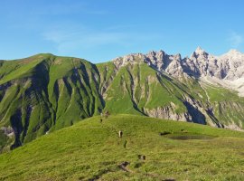 Hinter der Kemptner Hütte, im Hintergrund die typischen steilen Grashänge der Allgäuer Alpen