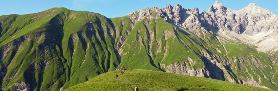 Hinter der Kemptner Hütte, im Hintergrund die typischen steilen Grashänge der Allgäuer Alpen