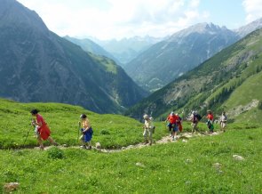 2. Tag - Ohne Rucksack fällt uns der Aufstieg zur Memminger Hütte leicht, im Hintergrund der Allgäuer Hauptkamm