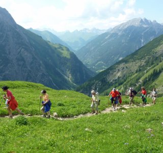 2. Tag - Ohne Rucksack fällt uns der Aufstieg zur Memminger Hütte leicht, im Hintergrund der Allgäuer Hauptkamm