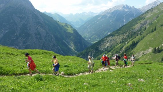 2. Tag - Ohne Rucksack fällt uns der Aufstieg zur Memminger Hütte leicht, im Hintergrund der Allgäuer Hauptkamm