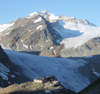 5. Tag - Blick zurück zur Braunschweiger Hütte und zur Wildspitze beim Aufstieg übers Pitztaler Jöchl (2.998 m)