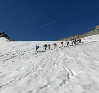 5. Tag - Der Abstieg ins Skigebiet von Sölden führt immer wieder über Schneefelder