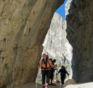 Durch ein imposantes Felsloch gelangt man zum Cigoladepass (2.550 m)