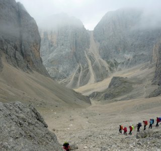 Abstieg in den Grasleitenkessel, im Hintergrund der Aufstieg zum Molignonpass (2.604 m)