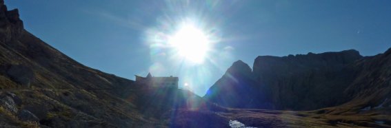 5. Tag - Die Tierser Alpl Hütte im Gegenlicht am frühen Morgen