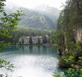 Blick auf das Hotel Pragser Wildsee (1.494 m) im Pustertal