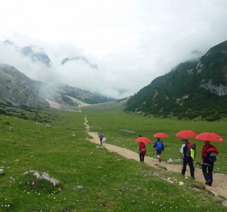 3. Tag - Gut beschirmt ist die Wanderung über die große Fanes-Alpe auch bei Regen kein Problem