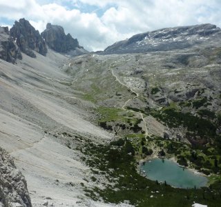 3. Tag - Nach dem Passo di Lago (2.480 m) geht es hinunter zum Lago Lagazuoi (2.182 m), der uns zum Baden einlädt