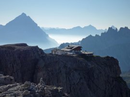 3. Tag - Am Nachmittag wandern wir auf den Kleinen Lagazuoi (2.573 m), wo die gleichnamige Hütte, unsere heutige Übernachtung,