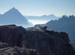 3. Tag - Am Nachmittag wandern wir auf den Kleinen Lagazuoi (2.573 m), wo die gleichnamige Hütte, unsere heutige Übernachtung,