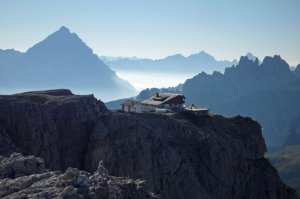 3. Tag - Am Nachmittag wandern wir auf den Kleinen Lagazuoi (2.573 m), wo die gleichnamige Hütte, unsere heutige Übernachtung,