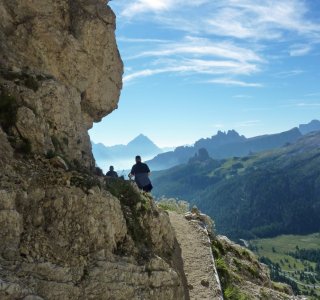 4. Tag - Blick aus dem Felsentunnel auf die Cinque Torri, im Hintergrund die Croda da Lago