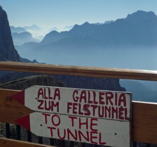 4. Tag - Der vierte Tag startet mit einem Abstieg durch den spiralförmigen Felsentunnel, der uns zum  Passo Falzarego bringt