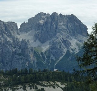 Blick von der Forcla Del Camp zum Rifugio Carestiato (1.834 m)