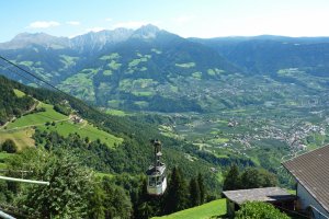 1. Tag - Start zum Meraner Höhenweg, Auffahrt mit der Seilbahn von Dorf Tirol zur Hochmuth (1.361 m)