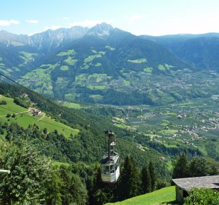 1. Tag - Start zum Meraner Höhenweg, Auffahrt mit der Seilbahn von Dorf Tirol zur Hochmuth (1.361 m)