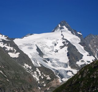 4. Tag - Blick von der Stockerscharte (2.442 m) auf den Großglockner (3.798 m)...