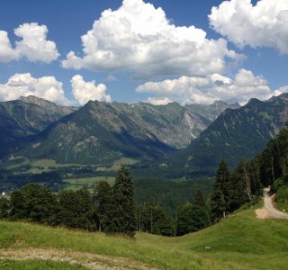 Beim Aufstieg zum Söllereck präsentieren sich die Oberstdorfer Berge in ihrer vollen Pracht