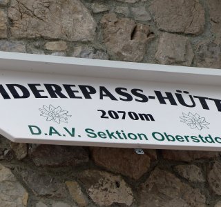 Die Fiderepass Hütte der DAV Sektion Oberstdorf steht direkt auf der deutsch-österreichischen Grenze