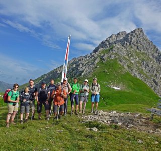 Gruppenfoto vor dem Start an der Fiderepasshütte
